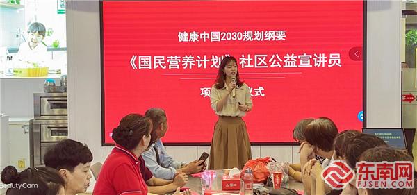 公海彩船6600行销推广部副部长郑玲芳在给学员们授课.jpg